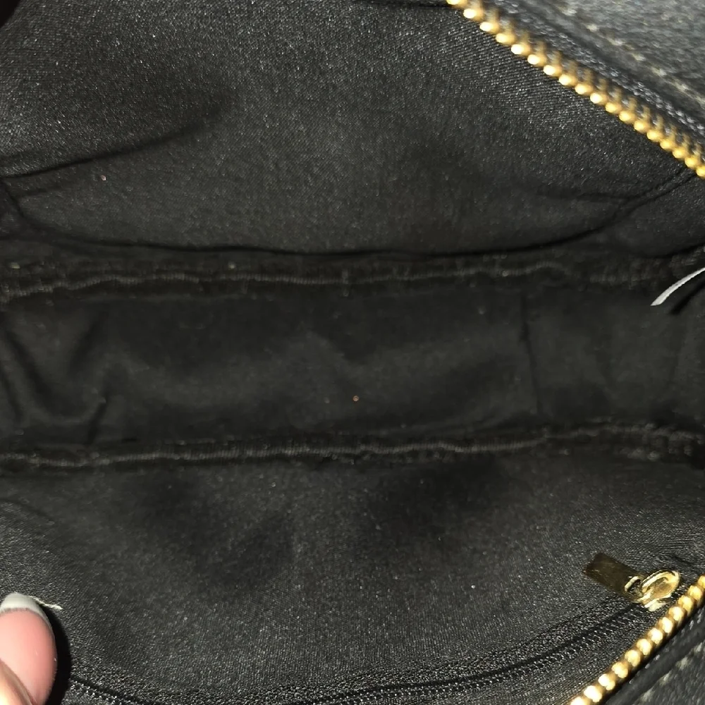 (J8) Source Unknown Black and Gold Quilted Crossbody Bag
